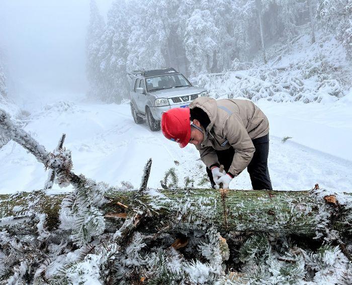 檢修員在通往風機平臺的途中，清理積雪路障（拍攝者：高述科）