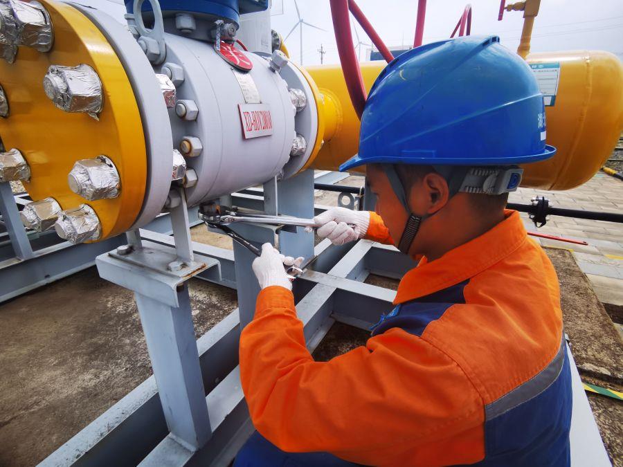 鄂西北維搶隊對閥門進行內(nèi)漏檢查作業(yè)（拍攝：劉尚）