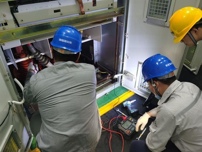 檢修員對避雷器進(jìn)行絕緣測試(攝影:任青清) 檢修員對避雷器進(jìn)行絕緣測試(攝影:任青清)