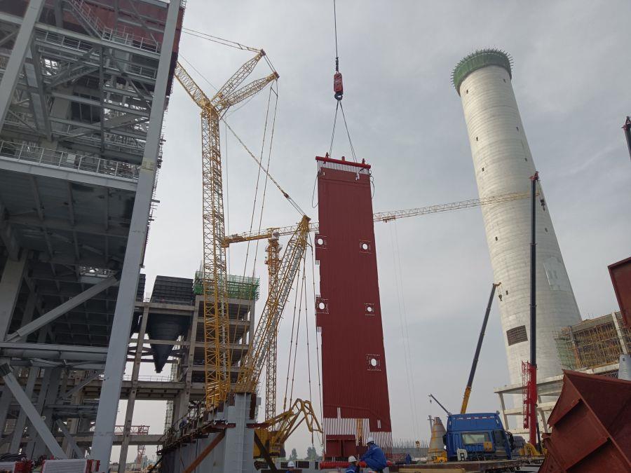 第一塊水冷壁吊裝(攝影:張凱) 第一塊水冷壁吊裝(攝影:張凱)