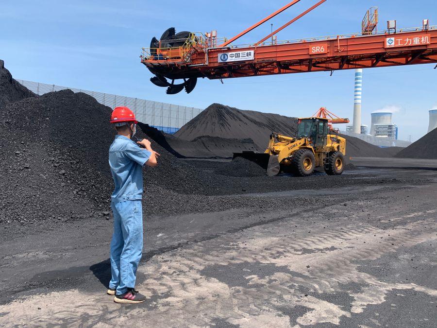 現(xiàn)場管理員指揮收攢垛作業(yè)(攝影:張華鑫) 現(xiàn)場管理員指揮收攢垛作業(yè)(攝影:張華鑫)