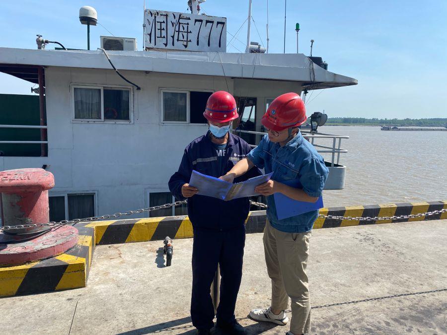計劃員對裝船指導(dǎo)員進(jìn)行岸電使用表培訓(xùn)(攝影:嚴(yán)創(chuàng)) 計劃員對裝船指導(dǎo)員進(jìn)行岸電使用表培訓(xùn)(攝影:嚴(yán)創(chuàng))