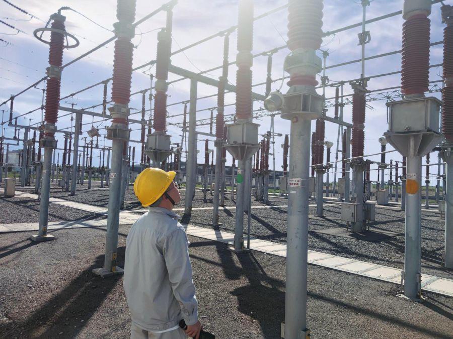 電氣巡檢王鑫檢查避雷器指示器動(dòng)作次數(shù)（攝影：任林春）