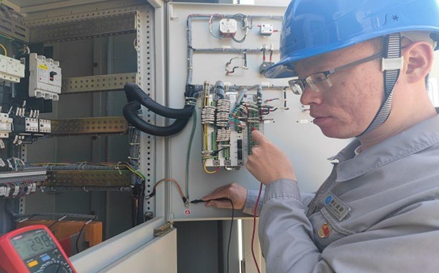 周猛在檢查設備(攝影:劉軒) 周猛在檢查設備(攝影:劉軒)