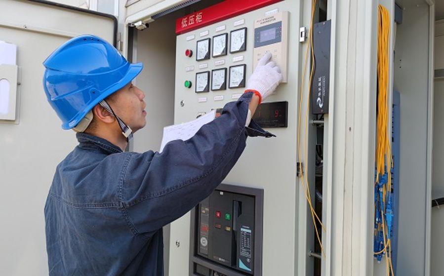 湖北省技術(shù)能手白樂在檢查箱變參數(shù)(攝影:蘇新良) 湖北省技術(shù)能手白樂在檢查箱變參數(shù)(攝影:蘇新良)