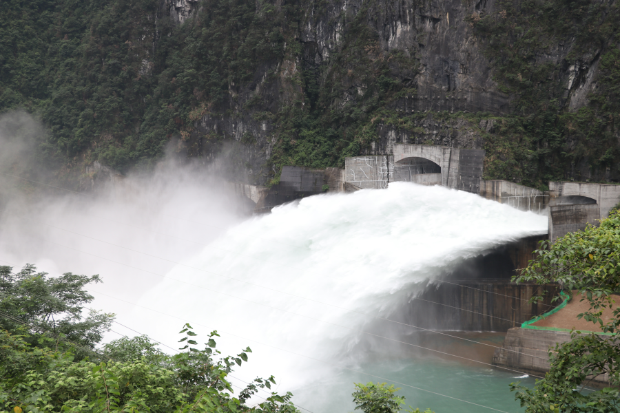 放空洞泄洪瞬間(攝影:向聯華) 放空洞泄洪瞬間(攝影:向聯華)