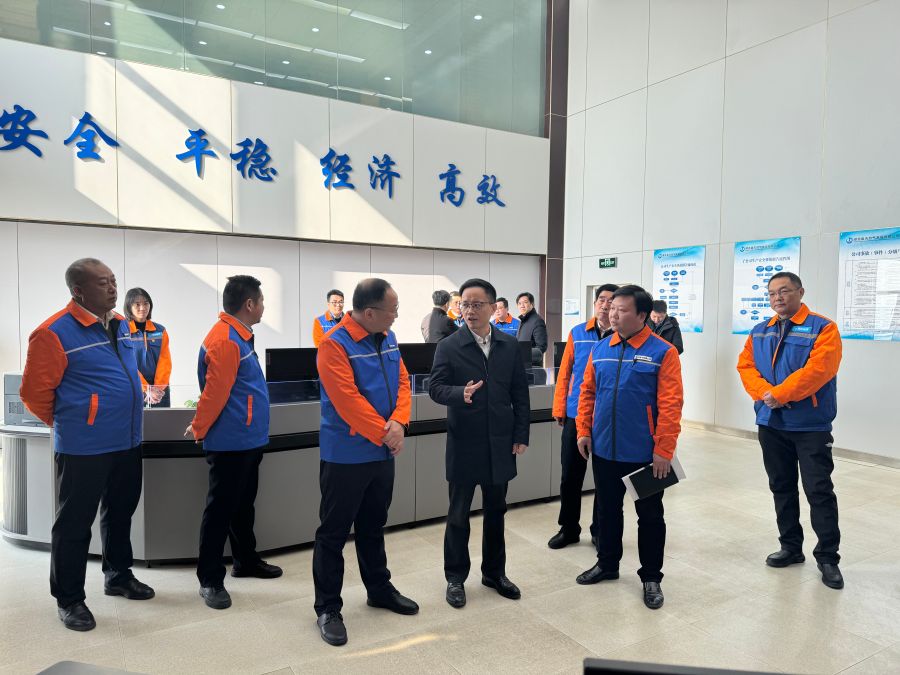 檢查天然氣大廈調(diào)控中心(省天然氣公司供稿) 檢查天然氣大廈調(diào)控中心(省天然氣公司供稿)